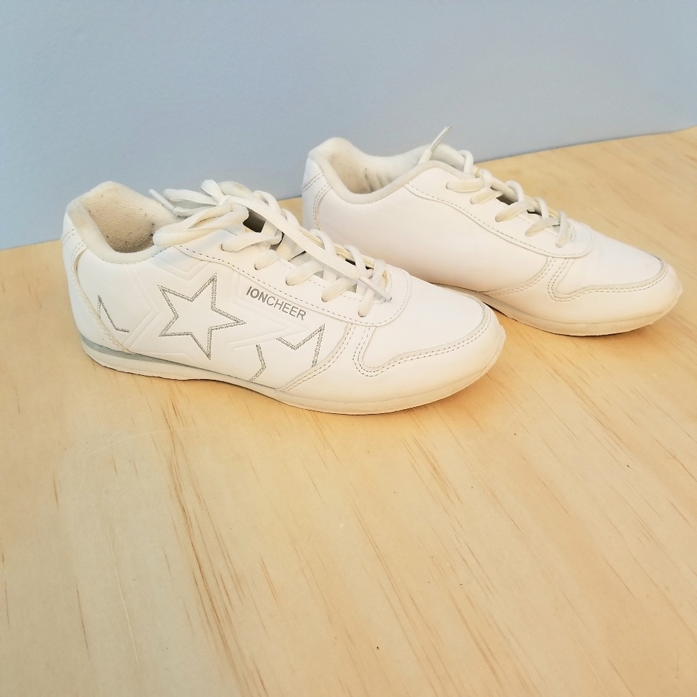 Ion Cheer Shoe White size 1 1/2 Youth